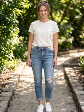 Judy Blue Classic Light Wash Women's Distressed Capris